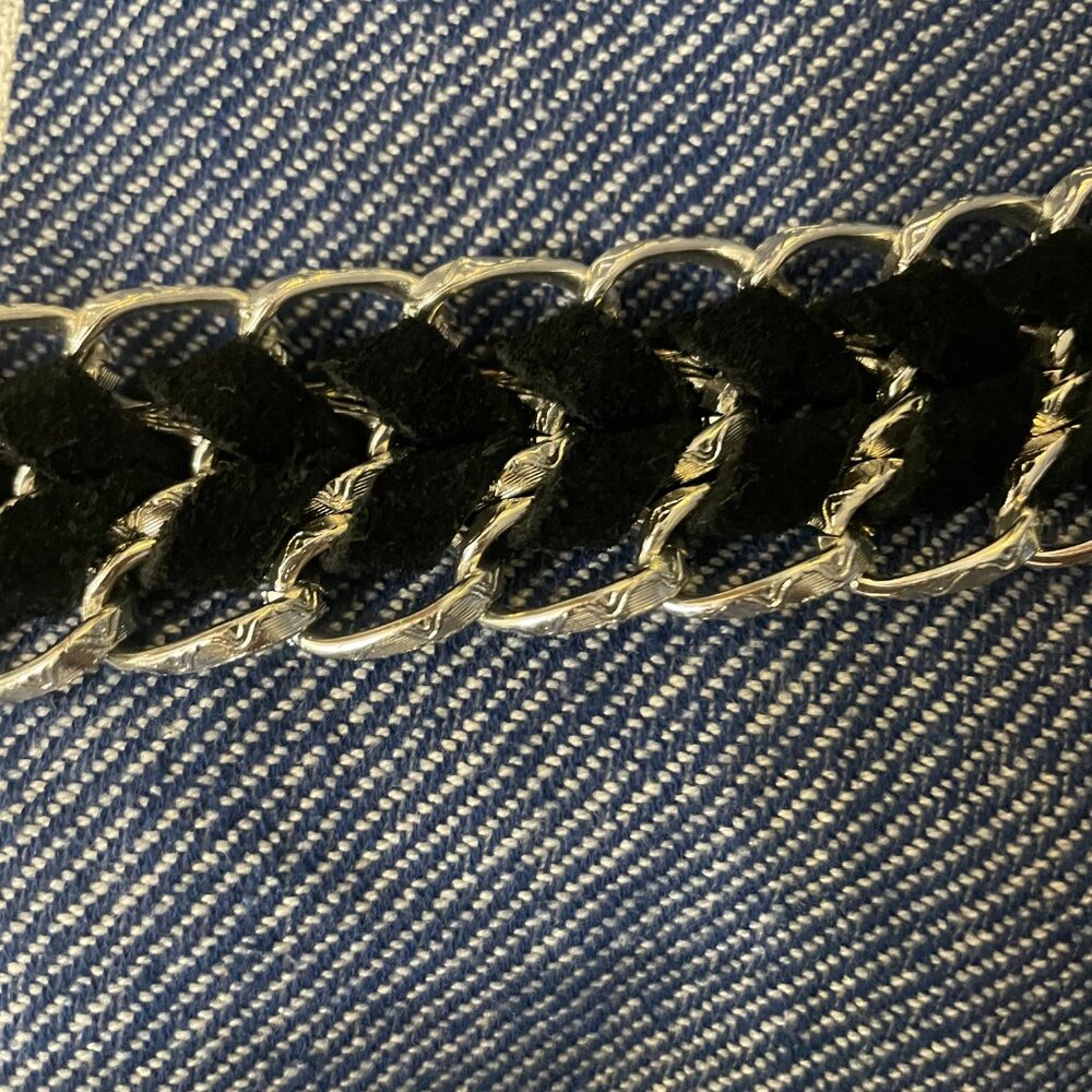 Silver  chain interwoven with black satin belt - Picture 2 of 4